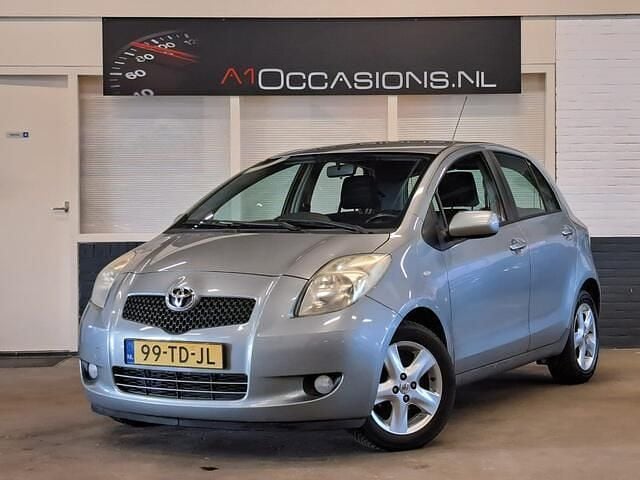Grijs Gebruikt 2006 Toyota Yaris Luna Hatchback | € 3.995 (Eerlijke prijs) - Afbeelding 1/4