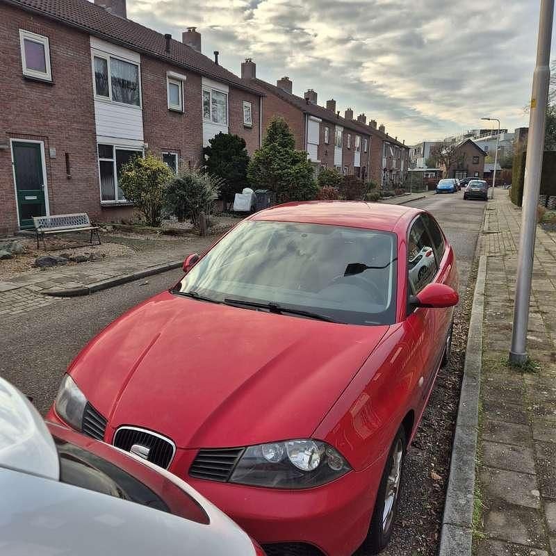 Rood Occasion 2009 Seat Ibiza Hatchback | € 1.295 (Super prijs) - Afbeelding 1/4