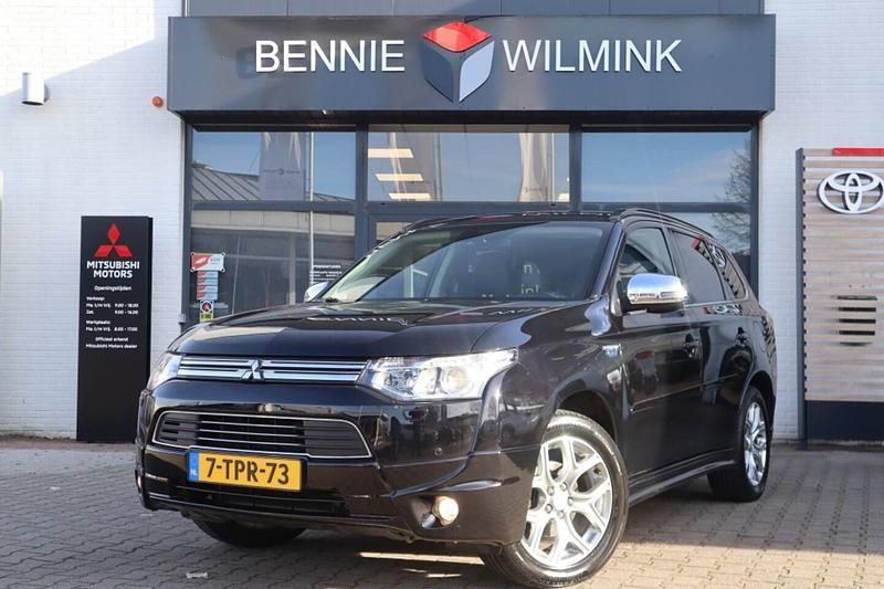 Amethyst black (zwart metallic) Gebruikt 2014 Mitsubishi Outlander P-HEV Instyle SUV | € 12.995 (Goede deal) - Afbeelding 1/4