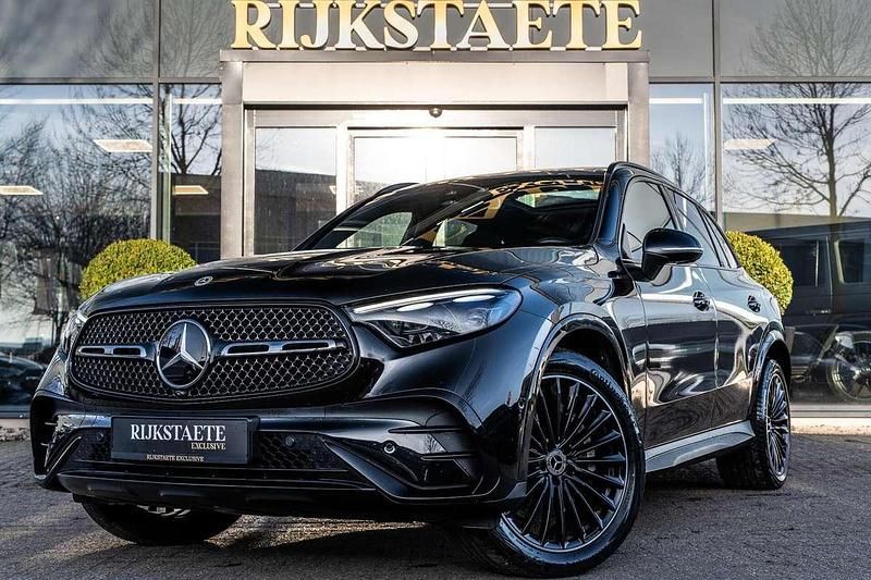 Zwart (metallic) Occasion 2023 Mercedes GLC300e AMG line SUV | € 62.900 (Eerlijke prijs) - Afbeelding 1/4