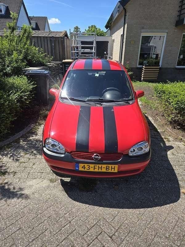Rood Gebruikt 2000 Opel Corsa Hatchback | € 1.450 (Duur) - Afbeelding 1/4