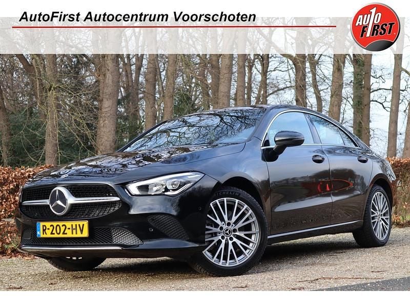 Zwart Occasion 2022 Mercedes CLA250e Luxury Sedan | € 27.400 (Super prijs) - Afbeelding 1/4
