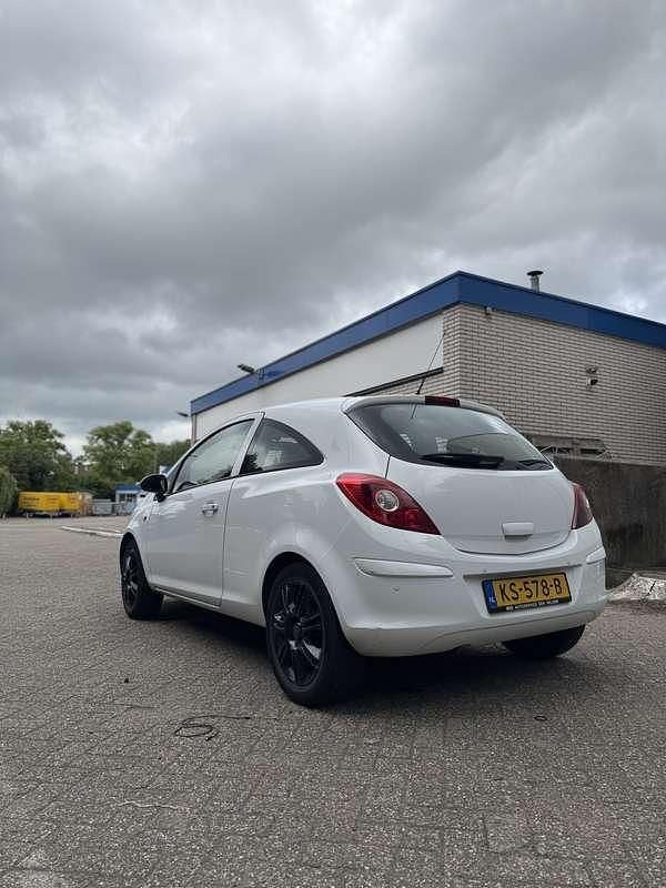 Wit Gebruikt 2009 Opel Corsa Essentia MPV | € 2.400 (Goede deal) - Afbeelding 1/4
