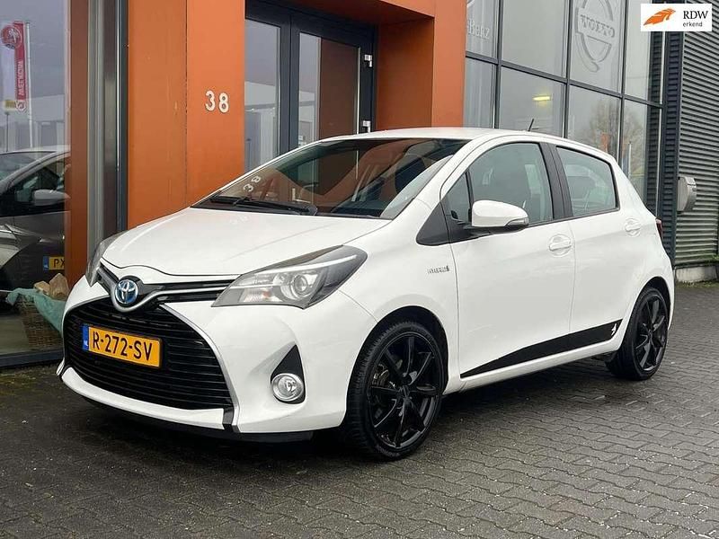 Wit Occasion 2015 Toyota Yaris Hybrid Hatchback | € 12.890 (Goede deal) - Afbeelding 1/4