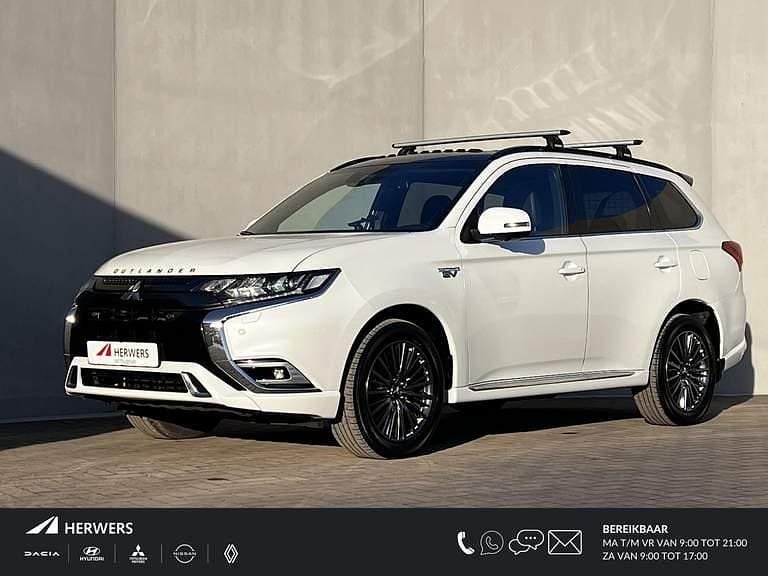 Silky white pearl Occasion 2020 Mitsubishi Outlander P-HEV Instyle SUV | € 24.385 (Iets duurder) - Afbeelding 1/4