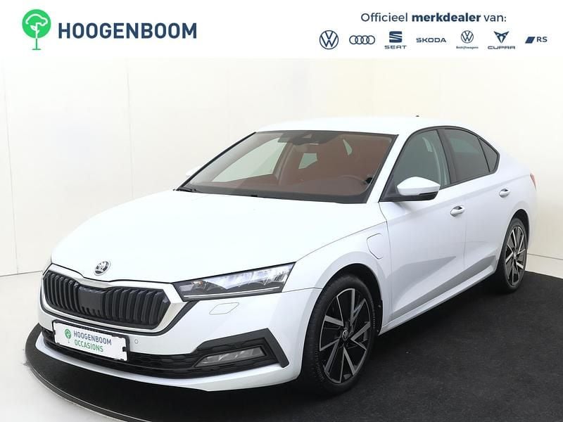 Wit (metallic) Occasion 2022 Skoda Octavia Business Line Hatchback | € 23.950 (Goede deal) - Afbeelding 1/4