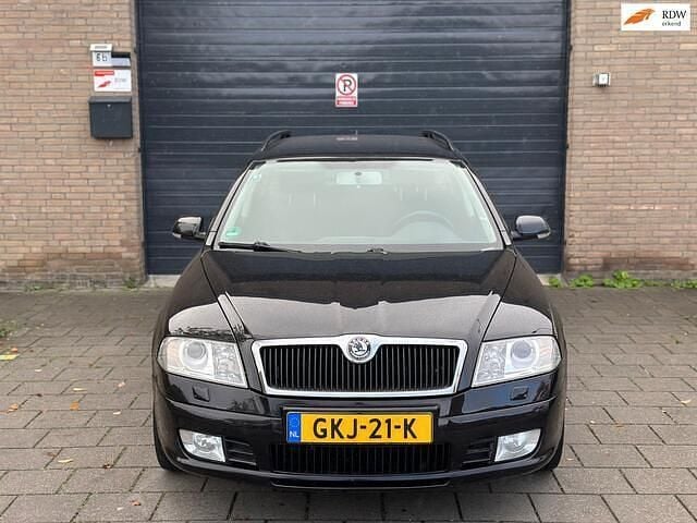 Zwart Occasion 2009 Skoda Octavia Elegance Stationwagen | € 4.250 (Eerlijke prijs) - Afbeelding 1/4