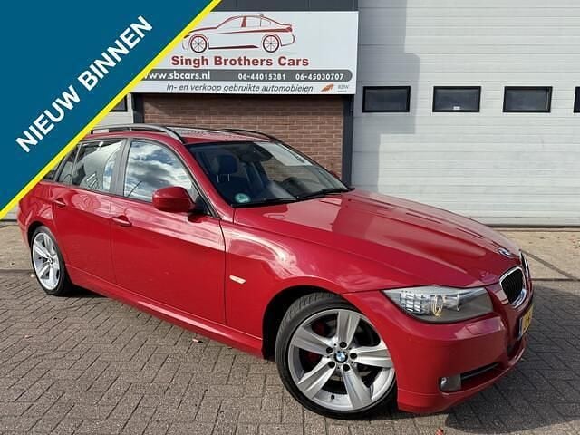 Rood Gebruikt 2009 BMW 318 Stationwagen | € 6.499 (Eerlijke prijs) - Afbeelding 1/4