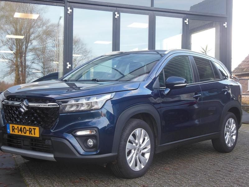 Blauw (metallic) Occasion 2022 Suzuki SX4 S-Cross SUV | € 19.350 (Eerlijke prijs) - Afbeelding 1/4
