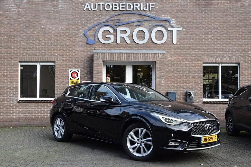 Zwart Gebruikt 2016 Infiniti Q30 Premium Hatchback | € 14.950 - Afbeelding 1/4