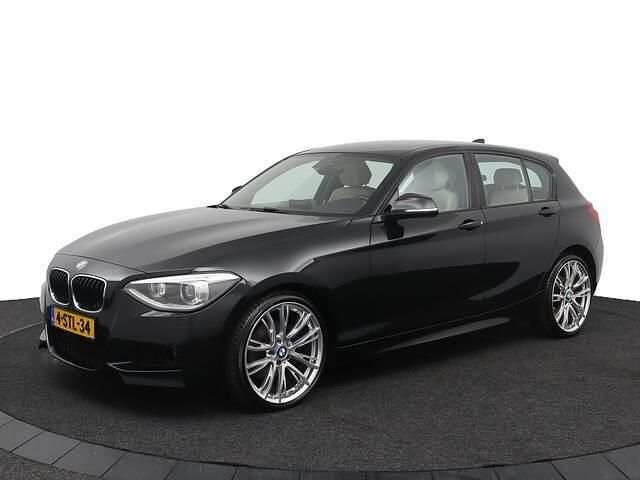 Zwart (metallic) Occasion 2013 BMW 118 Executive Hatchback | € 8.999 (Eerlijke prijs) - Afbeelding 1/4