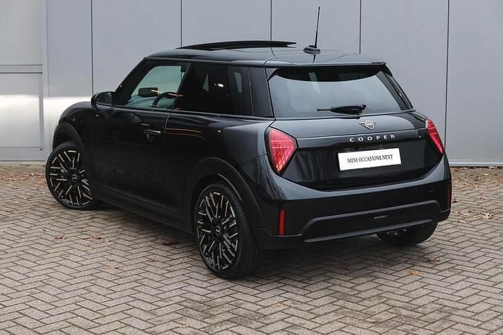 Nieuw Mini Cooper Favoured 114 kW (156 PK) 2025 Hatchback
