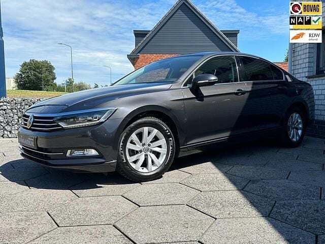 Grijs Gebruikt 2019 VW Passat Comfortline Sedan | € 15.945 (Super prijs) - Afbeelding 1/4