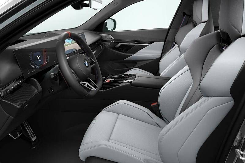 Nieuw BMW M5 727 PK (534 kW) 2026 Saphirschwarz metallic (zwart metallic) Stationwagen