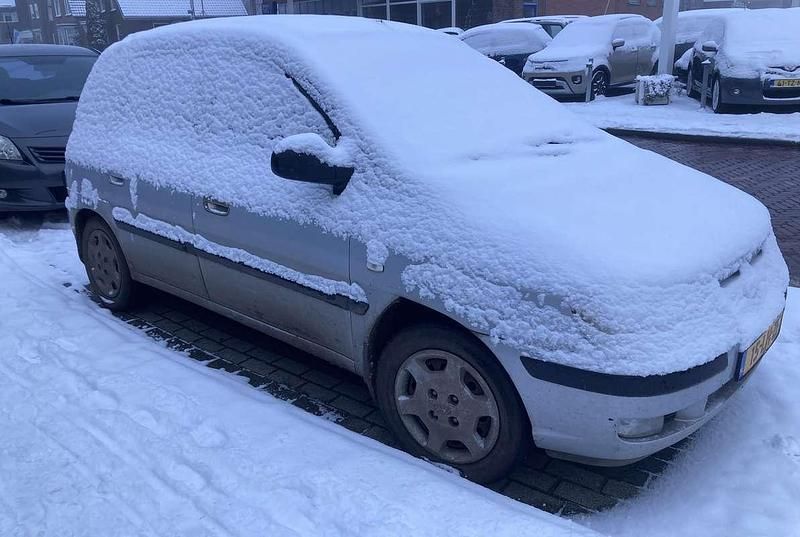 Zilver Occasion 2003 Hyundai Matrix GLS MPV | € 650 (Eerlijke prijs) - Afbeelding 1/2