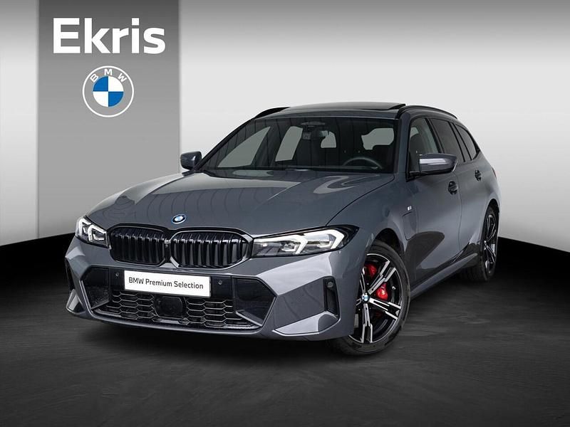 Grijs Gebruikt 2025 BMW 330e M Sport Stationwagen | € 77.350 - Afbeelding 1/4