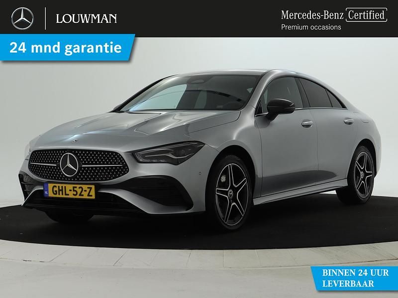 Grijs Gebruikt 2024 Mercedes CLA250e AMG line Sedan | € 39.945 (Eerlijke prijs) - Afbeelding 1/4