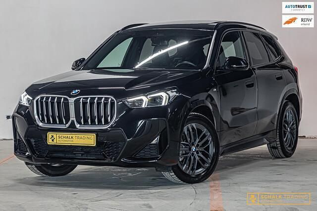 Zwart Gebruikt 2023 BMW X1 M Sport SUV | € 47.950 (Eerlijke prijs) - Afbeelding 1/4