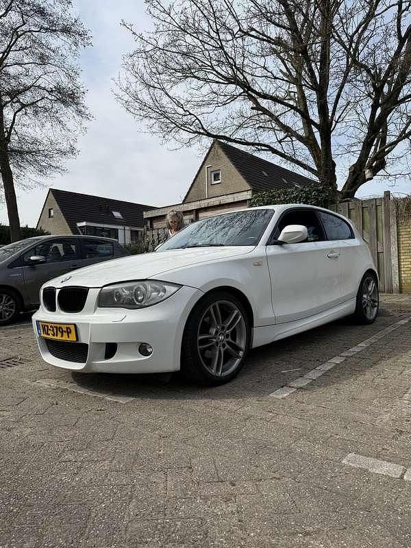 Wit Gebruikt 2011 BMW 116 Sport Line Hatchback | € 7.750 (Iets duurder) - Afbeelding 1/4