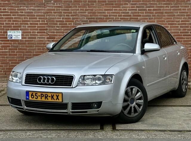 Grijs, metallic lak Gebruikt 2004 Audi A4 Sedan | € 2.450 (Eerlijke prijs) - Afbeelding 1/4