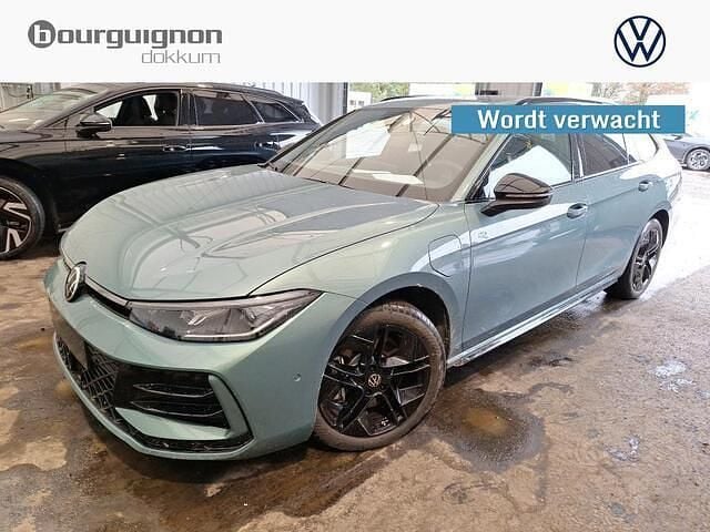 Groen Occasion 2024 VW Passat R-line Stationwagen | € 46.750 (Goede deal) - Afbeelding 1/2
