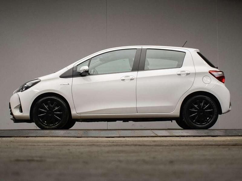 Wit Gebruikt 2020 Toyota Yaris Hybrid Active Hatchback | € 14.945 (Goede deal) - Afbeelding 1/4