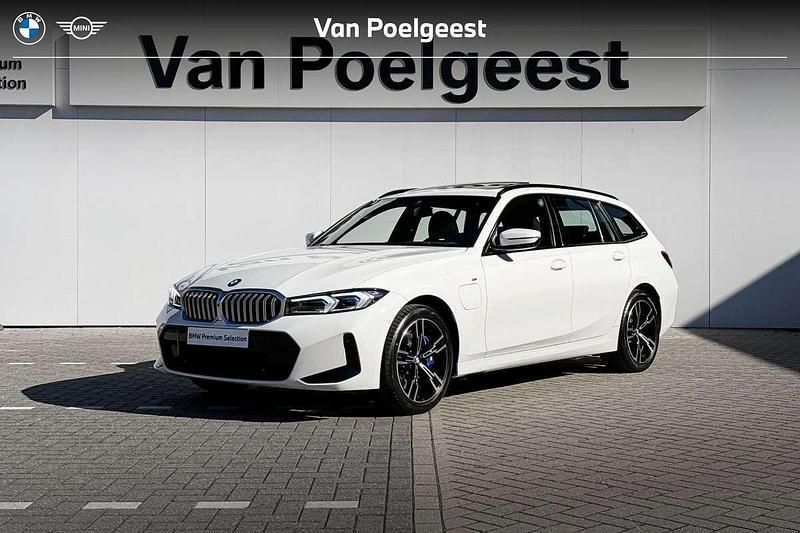 Alpinweiss Gebruikt 2024 BMW 330e Comfort Edition Stationwagen | € 51.900 (Goede deal) - Afbeelding 1/4