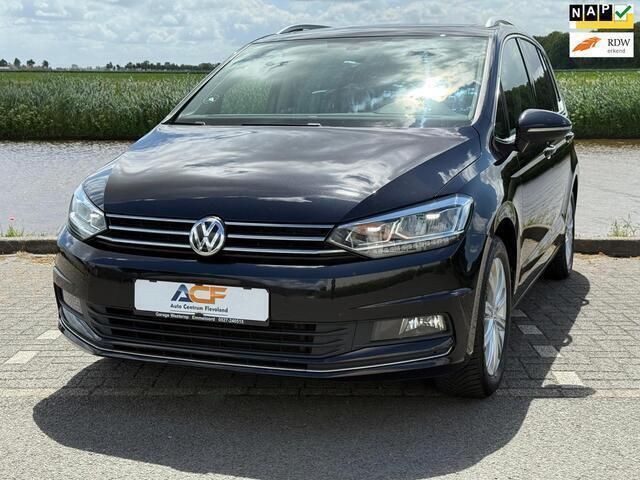 Zwart Gebruikt 2019 VW Touran Highline MPV | € 26.500 (Eerlijke prijs) - Afbeelding 1/4