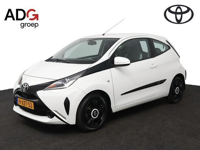 Wit Gebruikt 2014 Toyota Aygo X-play Hatchback | € 9.950 (Eerlijke prijs) - Afbeelding 1/4