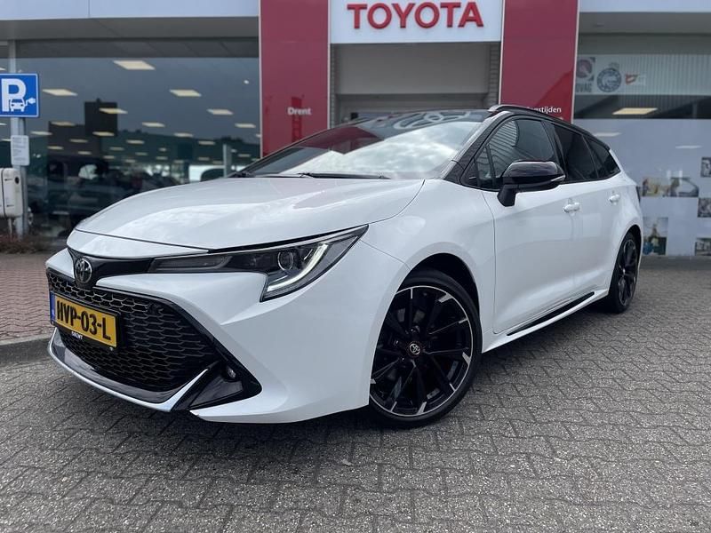 Wit Gebruikt 2022 Toyota Corolla Plus Stationwagen | € 30.950 (Iets duurder) - Afbeelding 1/4