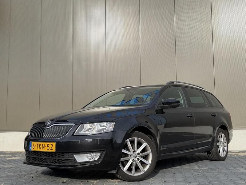 Zwart Gebruikt 2014 Skoda Octavia Stationwagen | € 5.499 (Super prijs) - Afbeelding 1/4