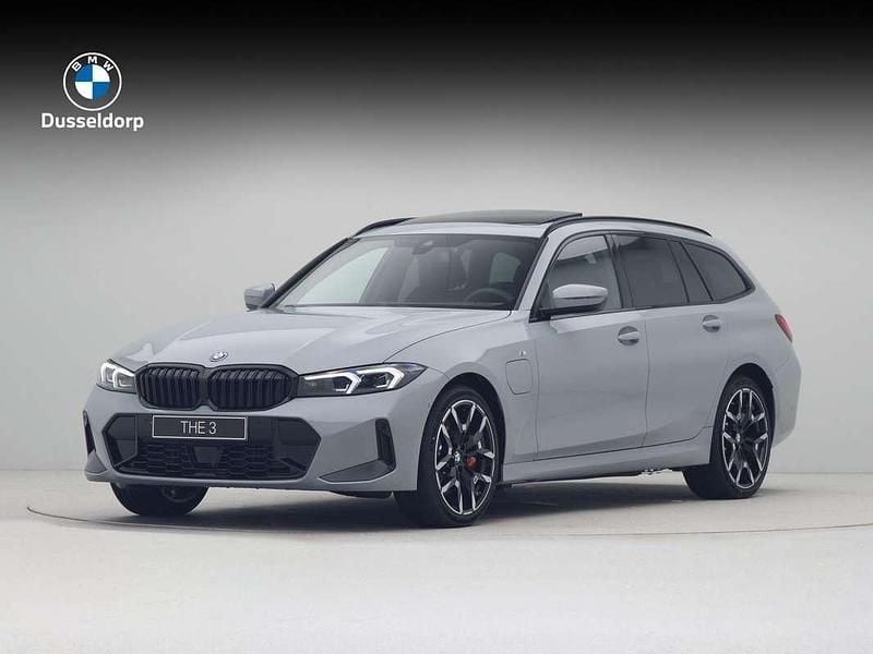 Grijs, metallic lak Nieuw 2025 BMW 330e M Sport Stationwagen | € 73.958 (Eerlijke prijs) - Afbeelding 1/4