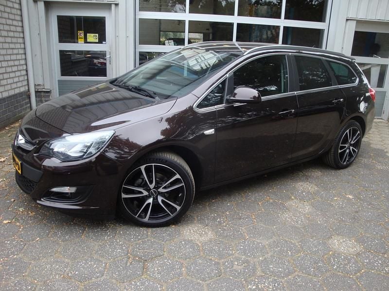 Bruin Gebruikt 2015 Opel Astra Edition Stationwagen | € 9.150 (Goede deal) - Afbeelding 1/4