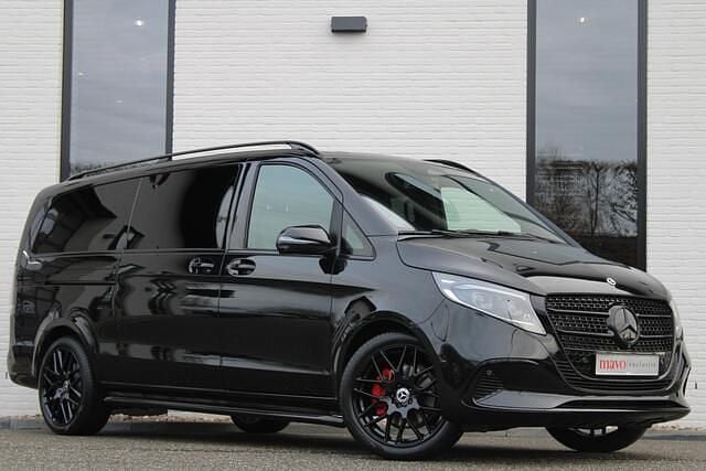 Zwart (metallic) Gebruikt 2024 Mercedes V300 Edition MPV | € 79.950 (Iets duurder) - Afbeelding 1/4