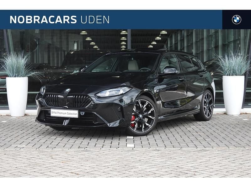 Zwart Gebruikt 2025 BMW 120 Executive Hatchback | € 45.950 (Eerlijke prijs) - Afbeelding 1/4