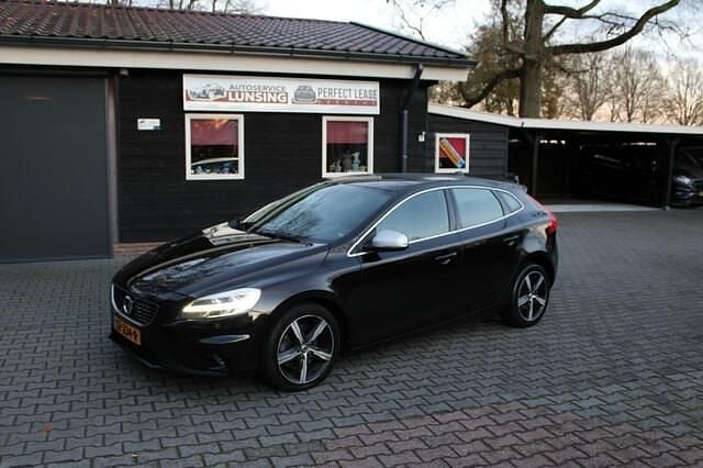 Zwart Gebruikt 2018 Volvo V40 R-Design Hatchback | € 13.899 (Eerlijke prijs) - Afbeelding 1/4