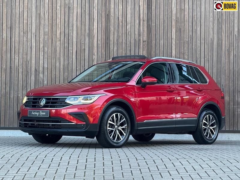 Rood Gebruikt 2022 VW Tiguan Highline SUV | € 27.900 (Super prijs) - Afbeelding 1/4