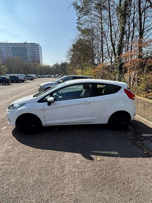 Wit Gebruikt 2012 Ford Fiesta Trend Hatchback | € 4.000 (Goede deal) - Afbeelding 1/4