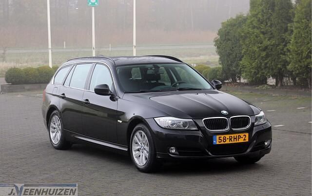Zwart Gebruikt 2011 BMW 318 Stationwagen | € 5.499 (Goede deal) - Afbeelding 1/4