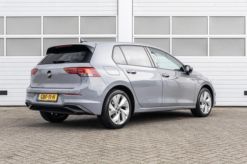 Occasion VW Golf VIII Life 131 PK (96 kW) 2023 Grijs Hatchback
