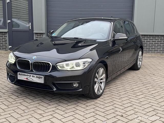 Zwart Occasion 2018 BMW 118 Sport Line Hatchback | € 14.450 (Super prijs) - Afbeelding 1/4