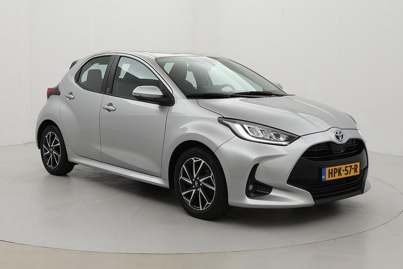 Grijs (metallic) Occasion 2022 Toyota Yaris Hybrid Hatchback | € 21.400 (Eerlijke prijs) - Afbeelding 1/1