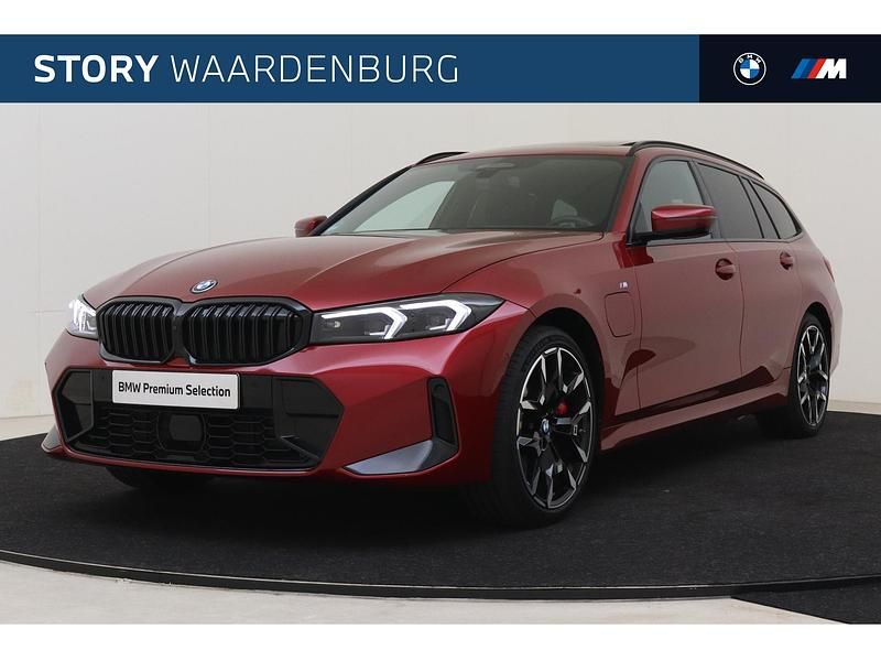 Rood Gebruikt 2025 BMW 330e Executive Stationwagen | € 61.950 (Iets duurder) - Afbeelding 1/4