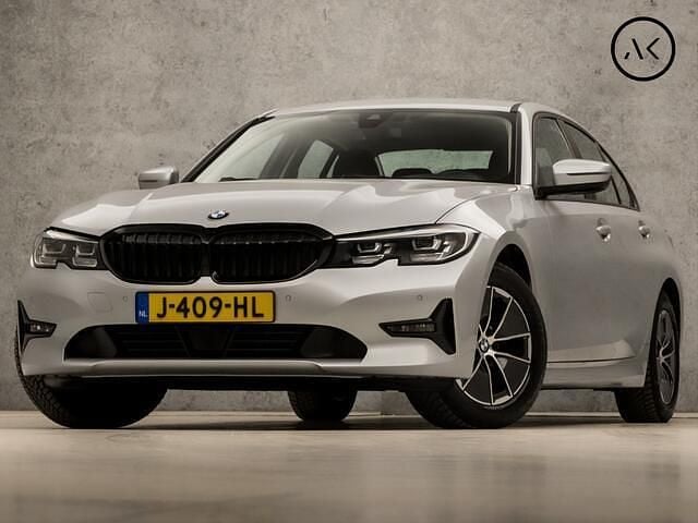 Grijs Gebruikt 2020 BMW 318 Executive Sedan | € 24.945 (Super prijs) - Afbeelding 1/4
