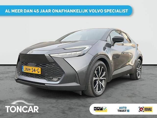 Grijs (metallic) Occasion 2025 Toyota C-HR SUV | € 32.895 (Super prijs) - Afbeelding 1/4