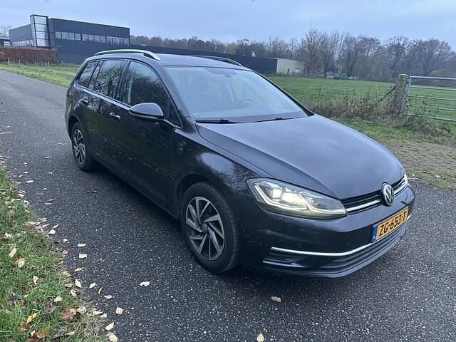 Zwart (metallic) Gebruikt 2018 VW Golf VII Highline Stationwagen | € 11.950 (Super prijs) - Afbeelding 1/4