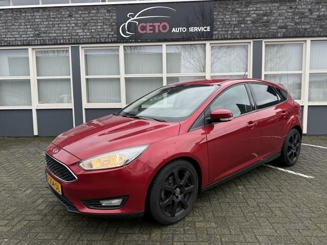 Rood Gebruikt 2016 Ford Focus Trend Hatchback | € 7.450 (Super prijs) - Afbeelding 1/4