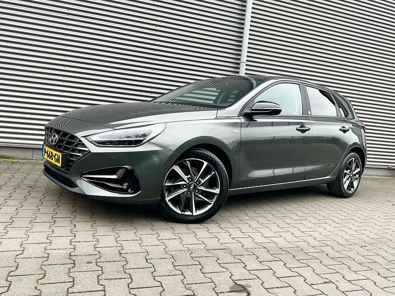 Grijs Occasion 2021 Hyundai i30 Premium Hatchback | € 19.950 (Eerlijke prijs) - Afbeelding 1/4