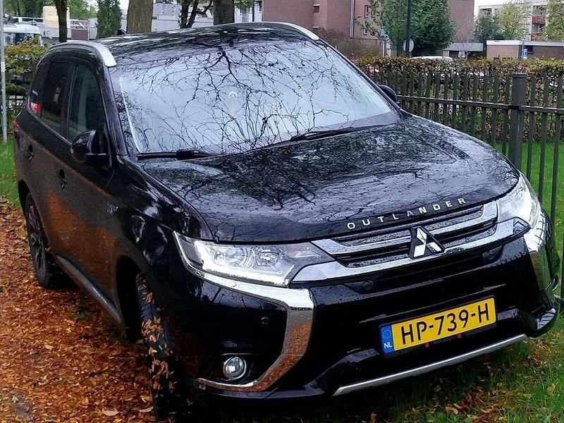 Zwart Gebruikt 2015 Mitsubishi Outlander P-HEV Edition Stationwagen | € 10.500 (Eerlijke prijs) - Afbeelding 1/4