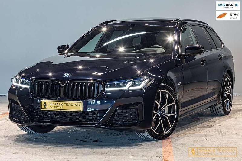 Zwart Gebruikt 2024 BMW 530e Comfort Edition Stationwagen | € 49.950 (Goede deal) - Afbeelding 1/4